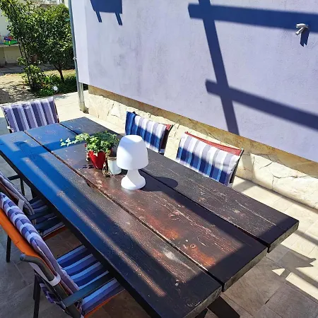Apartment Two Bedroom Apartmant Marijano With Garden *
