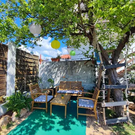 Apartment Two Bedroom Apartmant Marijano With Garden